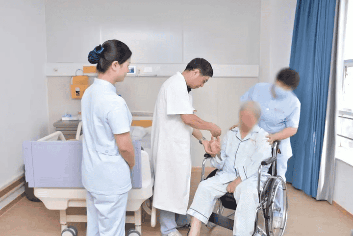 【恒沃医者】黄育新：传统中医+现代康复，风湿老专家的“痹”症治疗新路径